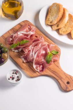 İnce dilimlenmiş jambonlu karışık zeytinli. 