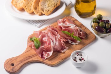 İnce dilimlenmiş jambonlu karışık zeytinli. 