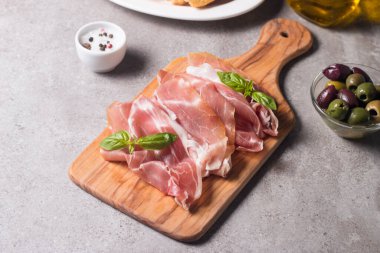 İnce dilimlenmiş jambonlu karışık zeytinli. 