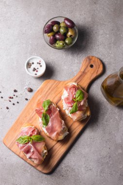 Prosciutto, fesleğen, zeytin, baharat ve şifalı bitkilerle Aperatifler.