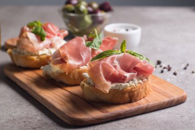 Prosciutto, fesleğen, zeytin, baharat ve şifalı bitkilerle Aperatifler.