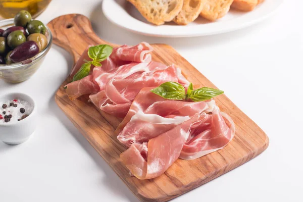 İnce dilimlenmiş jambonlu karışık zeytinli. 