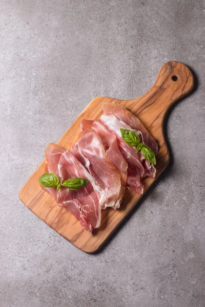 Sluiten Van Dunne Plakjes Prosciutto Met Gemengde Olijven — Stockfoto