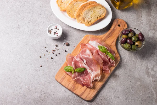 İnce dilimlenmiş jambonlu karışık zeytinli. 