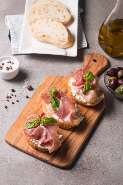 Prosciutto, fesleğen, zeytin, baharat ve şifalı bitkilerle Aperatifler.