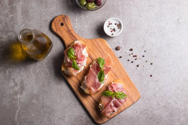 Prosciutto, fesleğen, zeytin, baharat ve şifalı bitkilerle Aperatifler.