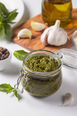 Kavanozda fesleğen sosu. Yemek, peynir, parmesan, sarımsak, zeytinyağı.. 