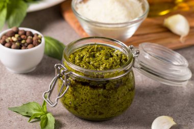 Kavanozda fesleğen sosu. Yemek, peynir, parmesan, sarımsak, zeytinyağı.. 