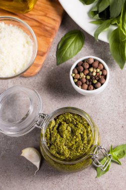 Kavanozda fesleğen sosu. Yemek, peynir, parmesan, sarımsak, zeytinyağı.. 
