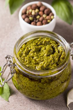 Kavanozda fesleğen sosu. Yemek, peynir, parmesan, sarımsak, zeytinyağı.. 