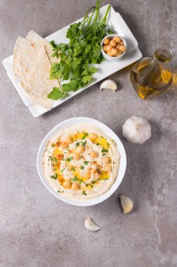 Bir tabakta nohut, füme kırmızı biber, zeytinyağı ve... 