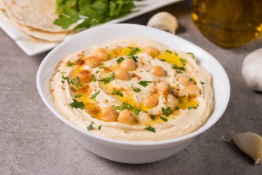 Bir tabakta nohut, füme kırmızı biber, zeytinyağı ve... 