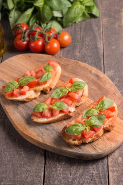 Domates ve fesleğen taze bruschetta. İtalyan mezesi, sebzeli pandispanya ızgara ciabatta ve baget ekmekli yağ. Sandviç..