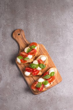 Domates, fesleğen ve peynir taze Caprese Bruschetta. İtalyan mezesi, sebzeli pandispanya ızgara ciabatta ve baget ekmekli yağ. Sandviç..