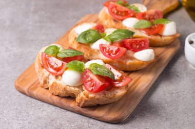 Domates, fesleğen ve peynir taze Caprese Bruschetta. İtalyan mezesi, sebzeli pandispanya ızgara ciabatta ve baget ekmekli yağ. Sandviç..