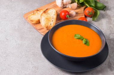Fesleğenli domates çorbası. Sağlıklı, vejetaryen ve diyet öğle ve akşam yemeği konsepti. Gazpacho.. 