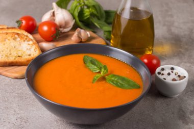 Fesleğenli domates çorbası. Sağlıklı, vejetaryen ve diyet öğle ve akşam yemeği konsepti. Gazpacho.. 