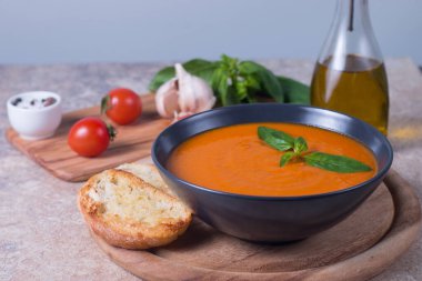 Fesleğenli domates çorbası. Sağlıklı, vejetaryen ve diyet öğle ve akşam yemeği konsepti. Gazpacho.. 