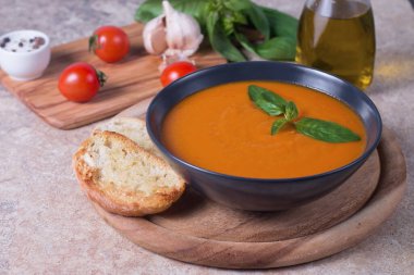 Fesleğenli domates çorbası. Sağlıklı, vejetaryen ve diyet öğle ve akşam yemeği konsepti. Gazpacho.. 