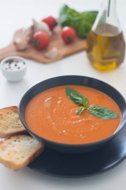 Fesleğenli domates çorbası. Sağlıklı, vejetaryen ve diyet öğle ve akşam yemeği konsepti. Gazpacho.. 