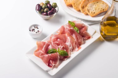 İnce dilim prosciutto 'ya yaklaş. İtalyan yemeği. 