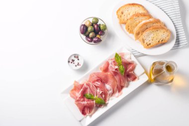 İnce dilim prosciutto 'ya yaklaş. İtalyan yemeği. 