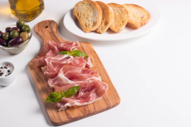 İnce dilim prosciutto 'ya yaklaş. İtalyan yemeği. 