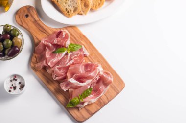 İnce dilim prosciutto 'ya yaklaş. İtalyan yemeği. 