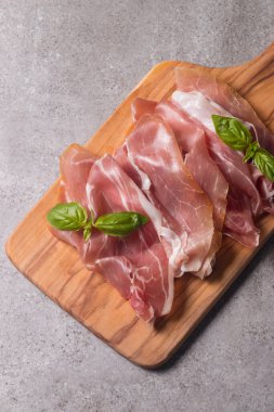 İnce dilim prosciutto 'ya yaklaş. İtalyan yemeği. 