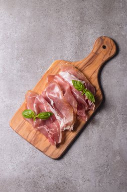 İnce dilim prosciutto 'ya yaklaş. İtalyan yemeği. 