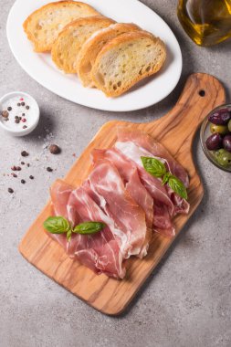 İnce dilim prosciutto 'ya yaklaş. İtalyan yemeği. 