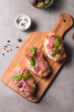Prosciutto, fesleğen, zeytin, baharat ve şifalı bitkilerle Aperatifler.