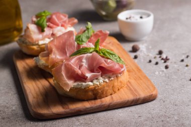 Prosciutto, fesleğen, zeytin, baharat ve şifalı bitkilerle Aperatifler.