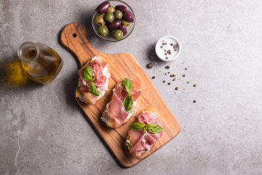 Prosciutto, fesleğen, zeytin, baharat ve şifalı bitkilerle Aperatifler.