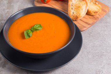 Fesleğenli domates çorbası. Sağlıklı, vejetaryen ve diyet öğle ve akşam yemeği konsepti. Gazpacho.. 