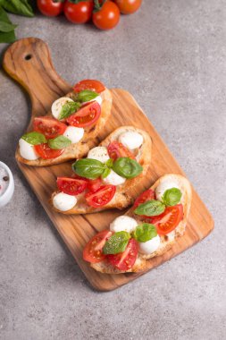 Domates, fesleğen ve peynir taze Caprese Bruschetta. İtalyan mezesi, sebzeli pandispanya ızgara ciabatta ve baget ekmekli yağ. Sandviç..