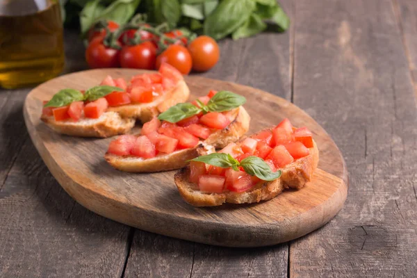 Pomidor Bazylia Świeże Bruschetta Włoskie Tapas Antipasti Warzywami Ziołami Olejem — Zdjęcie stockowe