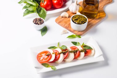 Caprese salatası olgun domates, fesleğen, buffalo mozzarella peyniri ile yakın çekim fotoğraf. İtalyan ve Akdeniz gıda kavramı. Taze ve sağlıklı organik yemek. Starter ve antipasti. 