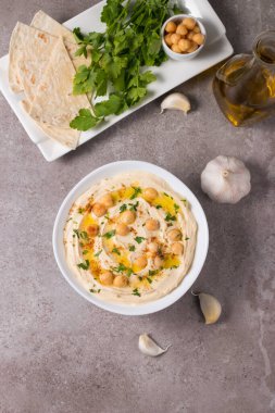 Bir tabakta nohut, füme kırmızı biber, zeytinyağı ve... 