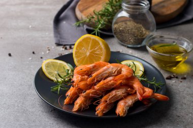 Taş zeminde karides. Biberiye ve limonlu ızgara karides.. 