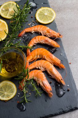 Taş zeminde karides. Biberiye ve limonlu ızgara karides.. 