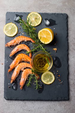 Taş zeminde karides. Biberiye ve limonlu ızgara karides.. 