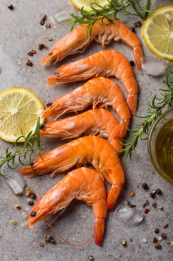 Taş zeminde karides. Biberiye ve limonlu ızgara karides.. 