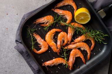 Taş zeminde karides. Biberiye ve limonlu ızgara karides.. 