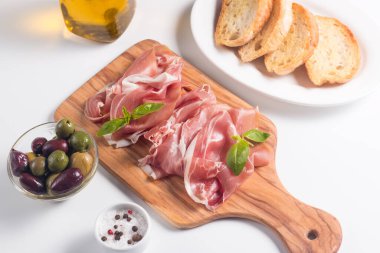 İnce dilim prosciutto 'ya yaklaş. İtalyan yemeği. 