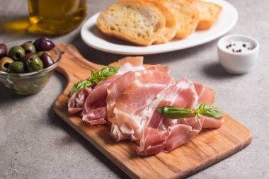 İnce dilim prosciutto 'ya yaklaş. İtalyan yemeği. 