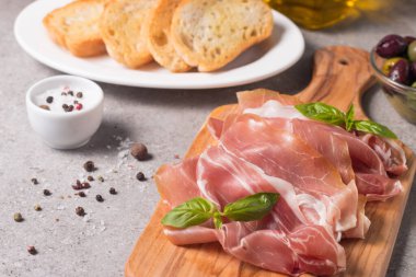 İnce dilim prosciutto 'ya yaklaş. İtalyan yemeği. 