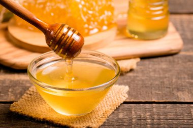 Bal damlıyor bal damlayan ahşap kırsal arka planda bal damlayan