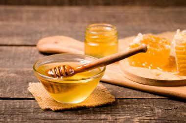 Bal damlıyor bal damlayan ahşap kırsal arka planda bal damlayan