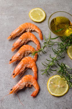 Taş zeminde karides. Biberiye ve limonlu ızgara karides.. 